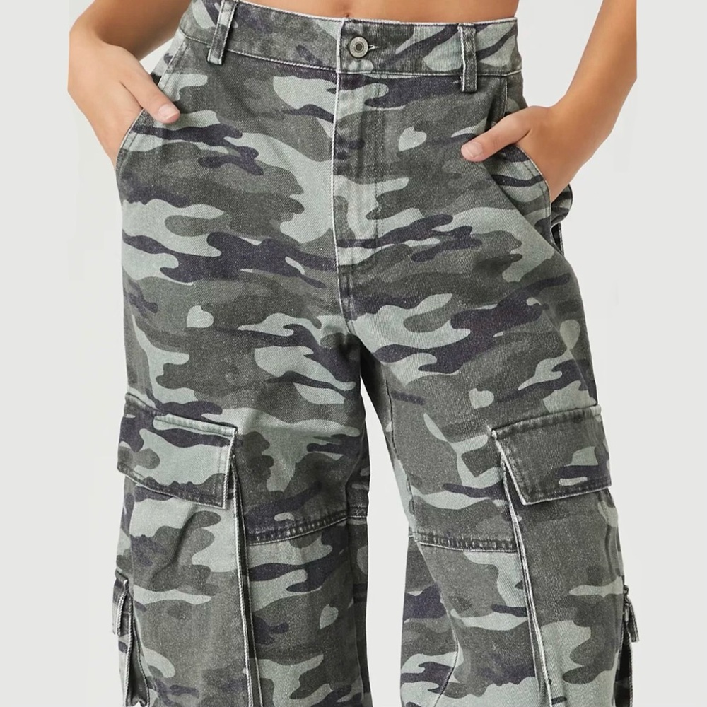 High-Rise Wide-Leg Cargo Jeans in Green Camo - Picture 4 of 14